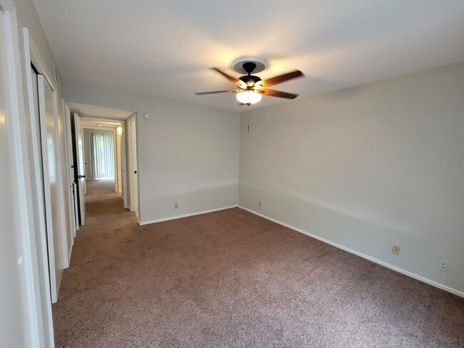 Building Photo - Cute 2 Bedroom 2 Bath Condo close to Medic...