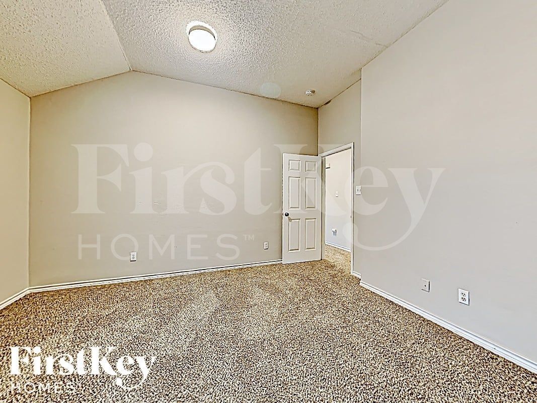 Building Photo - 5611 Chimney Rock Dr