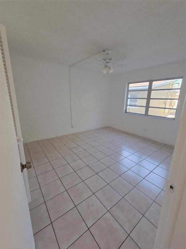 Building Photo - 1007 N 19th Ave