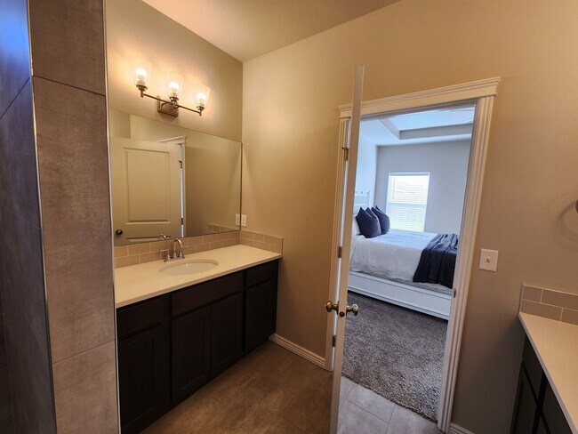 Building Photo - Beautiful, Immaculate Home in Northwest Tw...