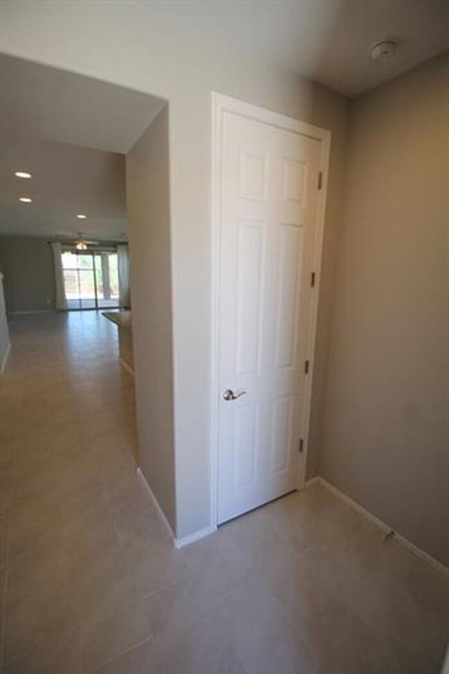 Building Photo - Desirable La Estancia Neighboorhood