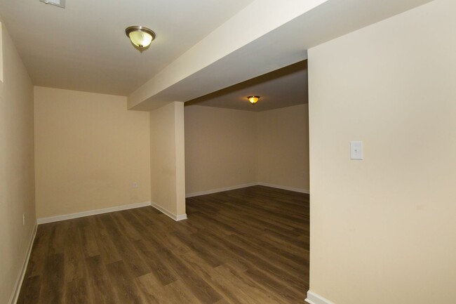 Building Photo - 3 bed, 2full/2 half bath Townhome in Marti...