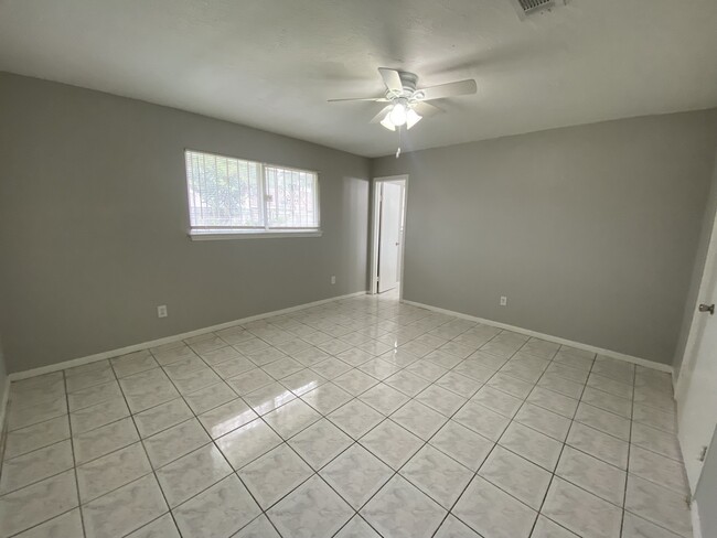 Building Photo - 12730 Labelle Ln