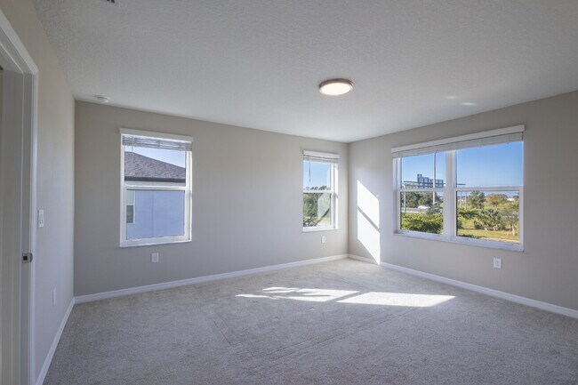 Building Photo - Gorgeous 3-Bed/2.5-Bath Townhome in Treves...