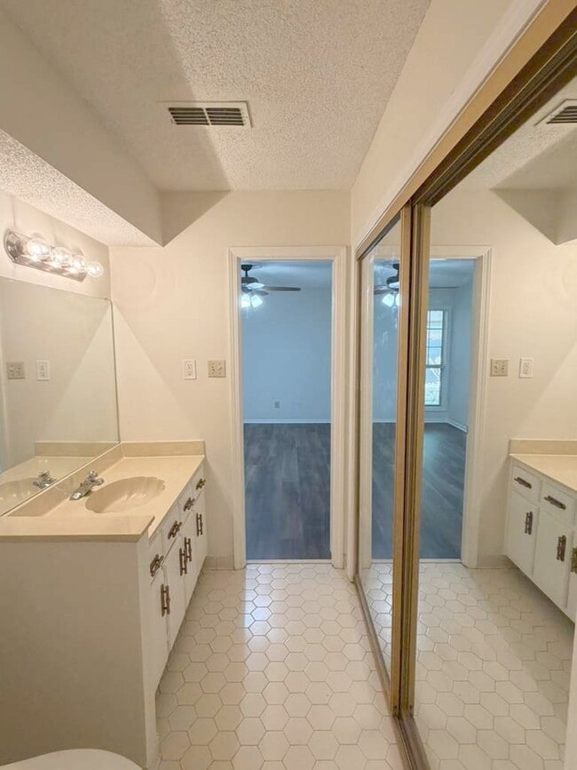 Building Photo - 3039 Greenlodge Ln