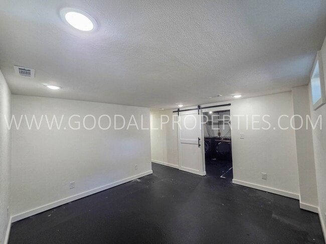 Building Photo - 4 Bedroom Split-Level Home for Rent in Urbandale – 2 Living Areas & Private Backyard!