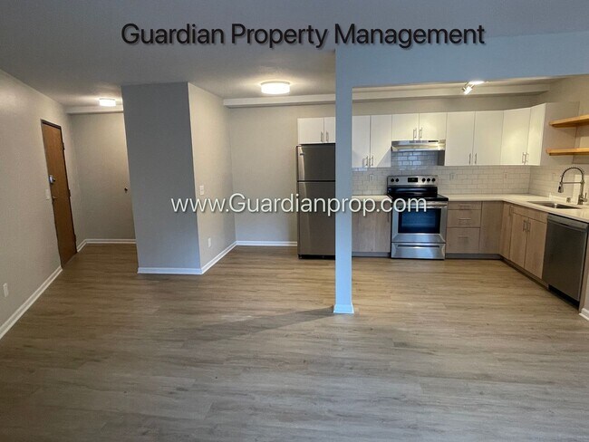 Building Photo - Champlin Main Floor Renovated Apartment, D...