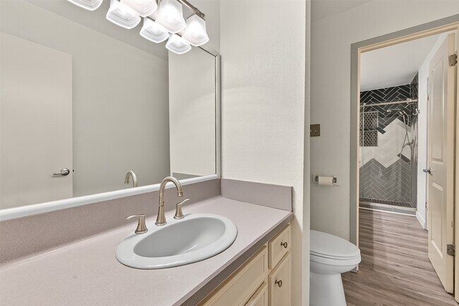 Building Photo - 13925 Hollowgreen Dr