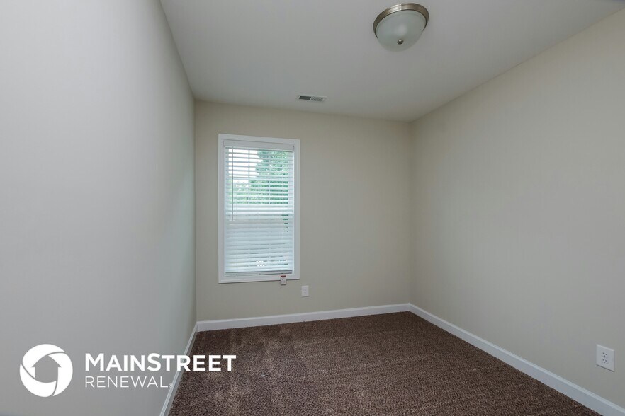 Building Photo - 492 Rogers Lake Rd E