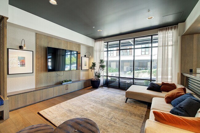 Building Photo - 0bd/1ba Kirkland Condo
