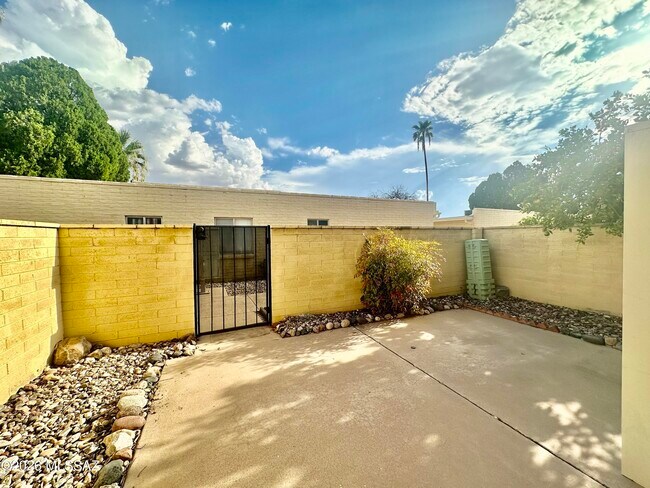 Building Photo - 810 S Kolb Rd