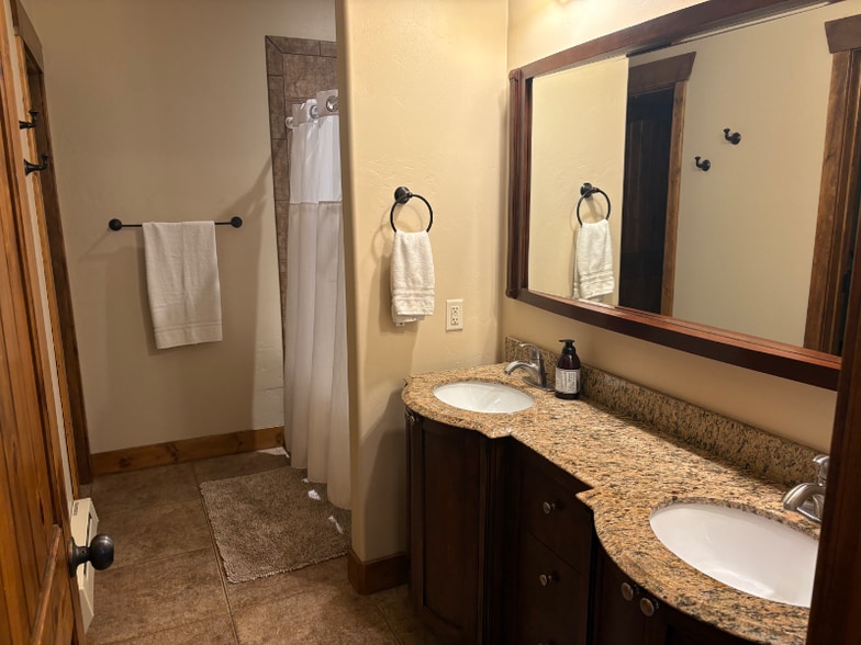 Building Photo - 715 Moraine Ct