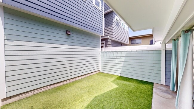Building Photo - Spacious 4 Bed and 3 Bath Home in Coronado...