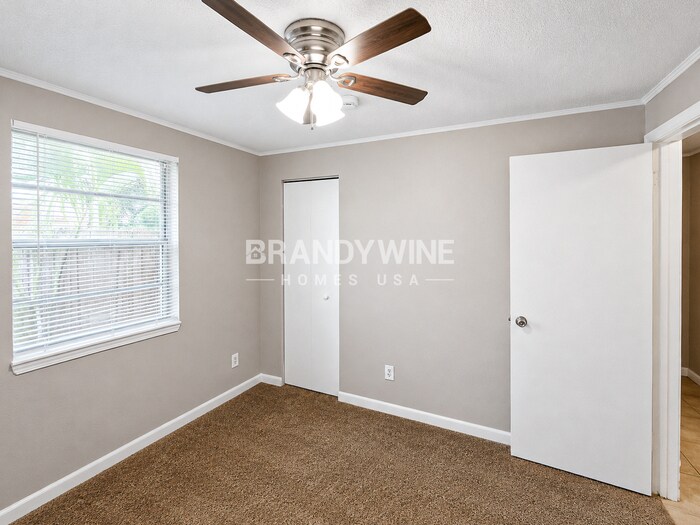 Building Photo - 7418 La Ventura Dr E