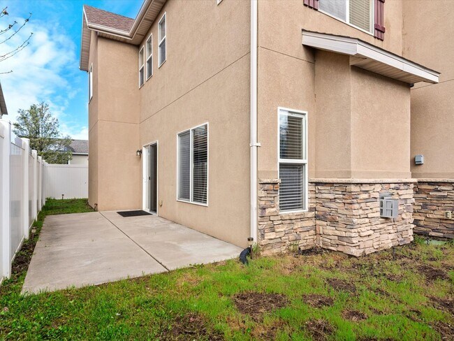 Building Photo - Newly Updated South Ogden Townhome | 3 Bed | Private Backyard | 2-Car Garage