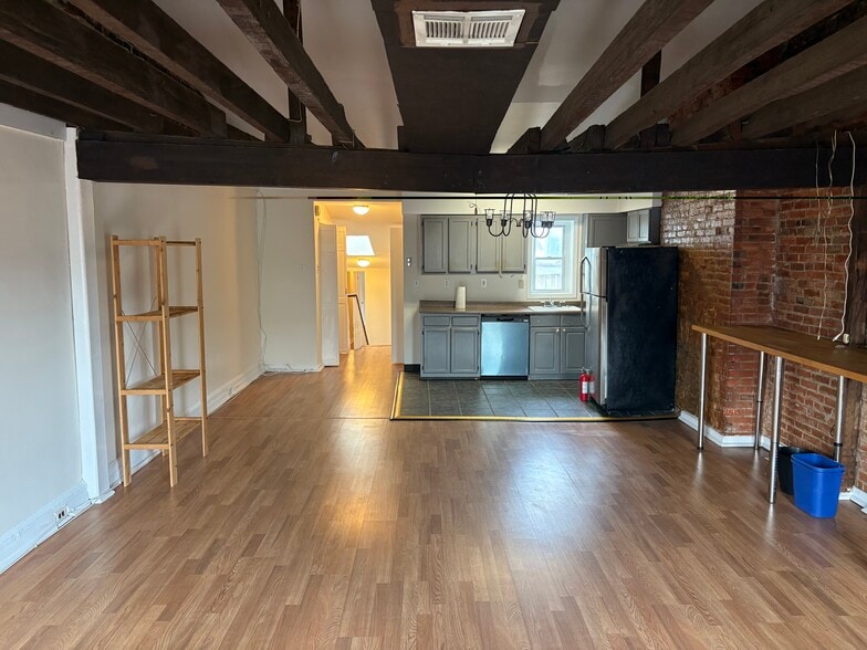 Building Photo - 631 Catharine St