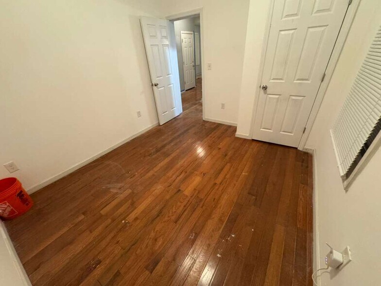 Building Photo - 209 21st St