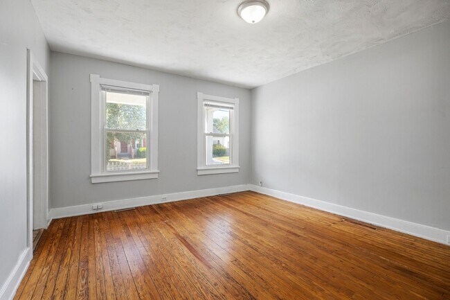 Building Photo - 3 Bedroom/1.5 Bath Northside Home ***Avail...