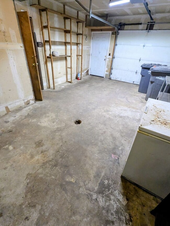 Building Photo - 4 BD/2BA Single Family Home in Dredge Lake area