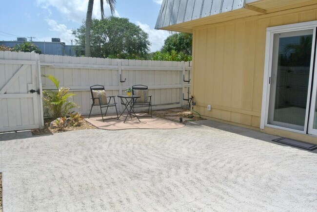 Building Photo - 141 E Riverside Dr