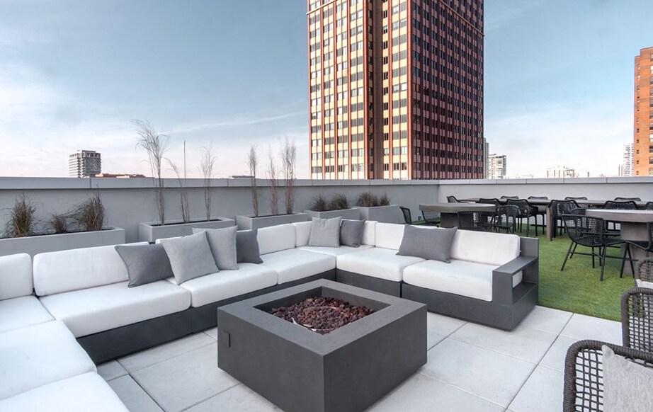 Building Photo - 102 W Chicago Ave