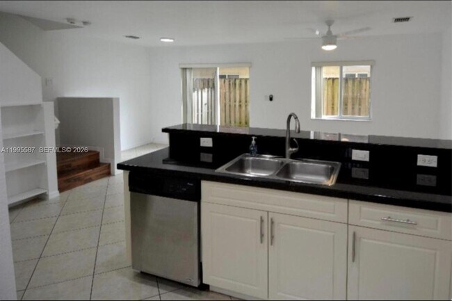 Building Photo - 324 NE 3rd St