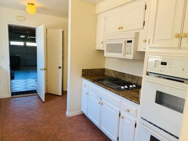 Building Photo - Single Level 3 Bedroom Bliss