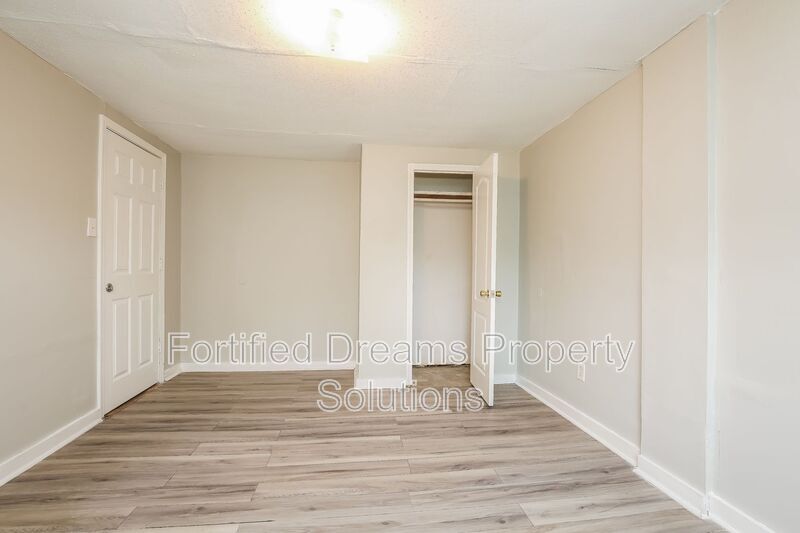 Building Photo - 1652 N Cherry St