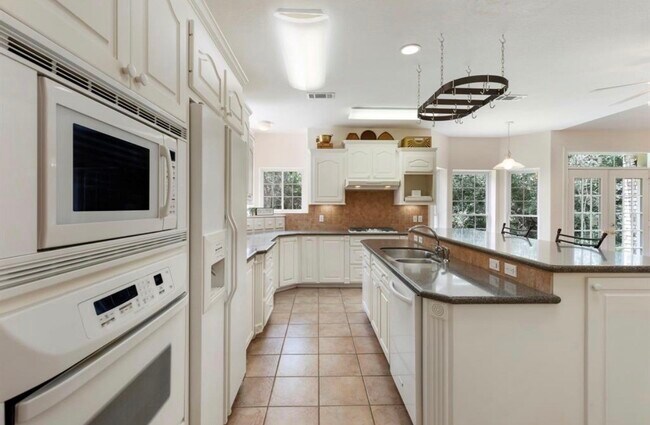 Building Photo - 16201 Surrey Ln