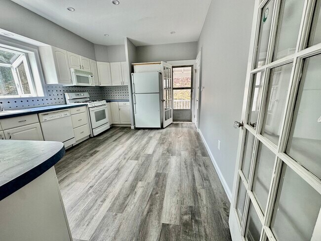 Building Photo - 142 Langdon Ave
