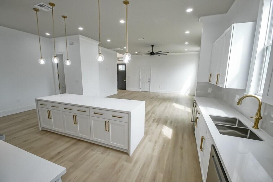 Kitchen 6 - 2416 Prentiss Ave