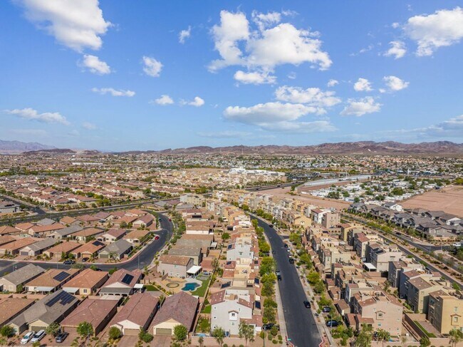 Building Photo - Spacious Three Story 3 Bed 3.5 Bath Smarth...