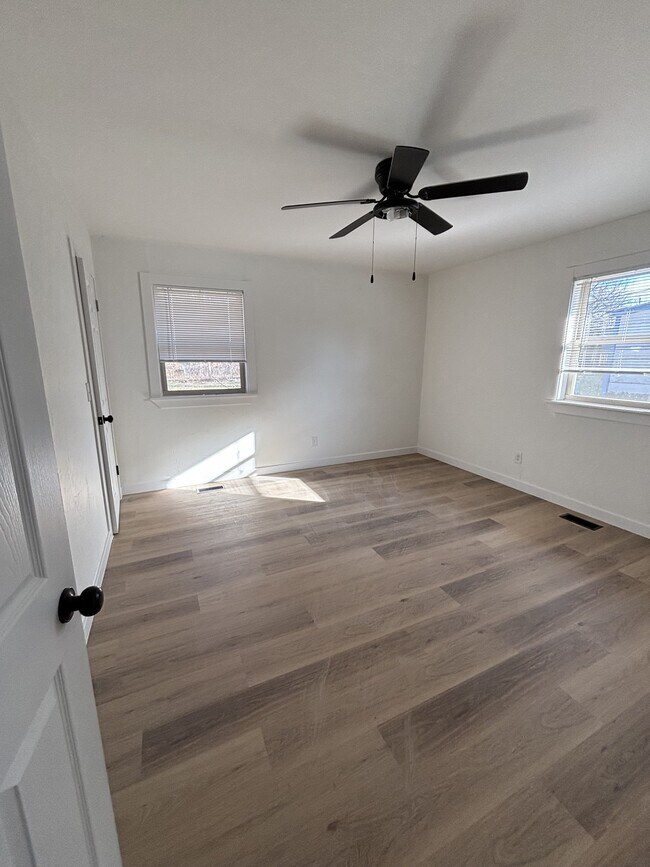 Building Photo - 915 S 6th St