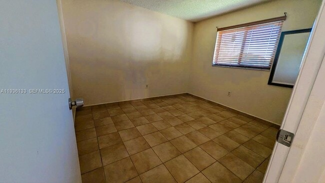 Building Photo - 1820 W 53rd St