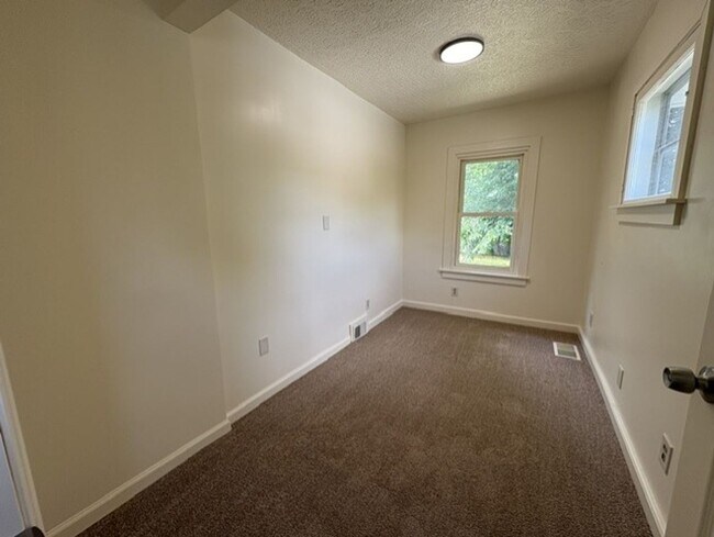 Building Photo - Freshly Updated 2 Bedroom Home with Bonus Room in North Hill