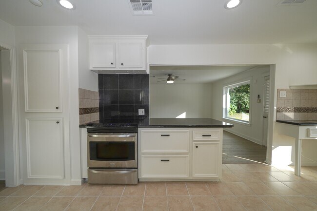 Building Photo - 5471 Loch Lomond Dr