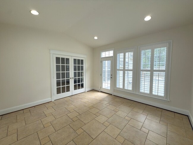 Building Photo - Spacious 4 Bed 5.5 Bath Home in Annandale,...