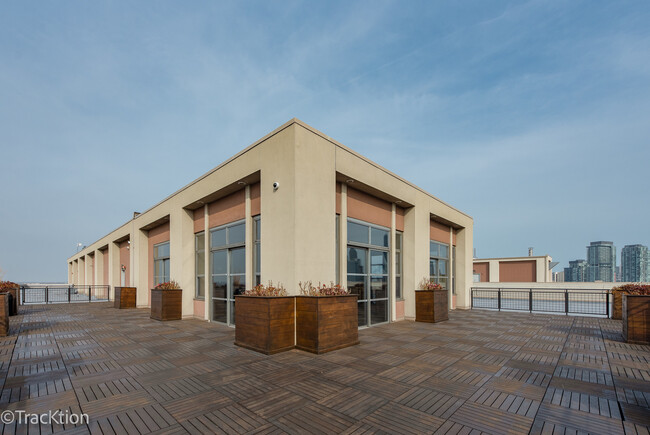 Building Photo - 900 N Kingsbury St