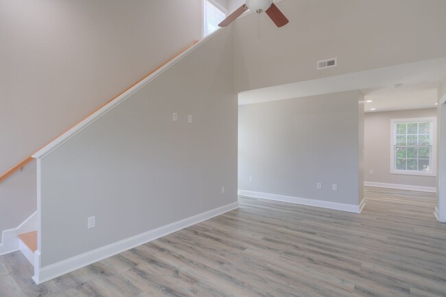 Building Photo - Oak Tree Townhome|3 bed, 2 bath| July 14th