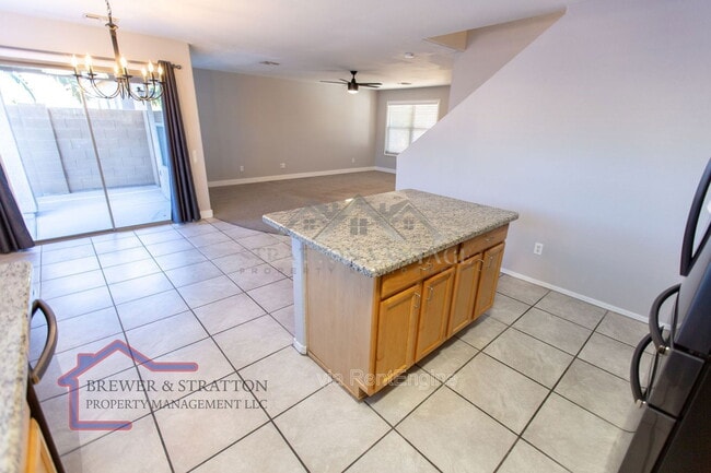 Building Photo - 2102 E Spruce Dr