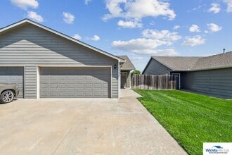 Building Photo - 3 bedroom, 2 bath duplex