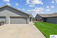 Building Photo - 3 bedroom, 2 bath duplex