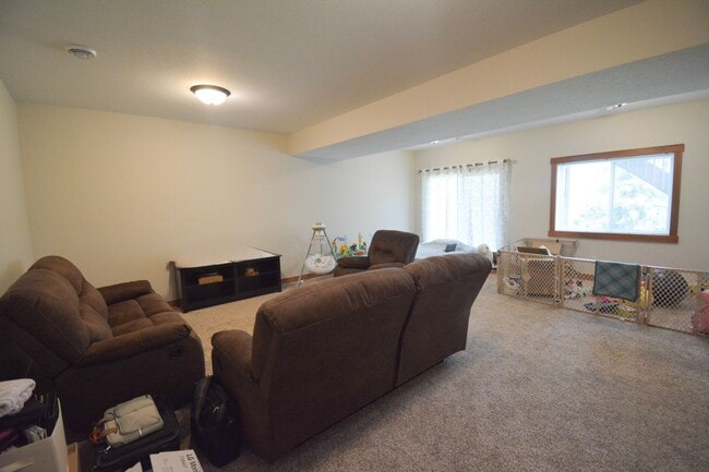 Building Photo - Spacious 4-Bedroom Home with Scenic Views ...