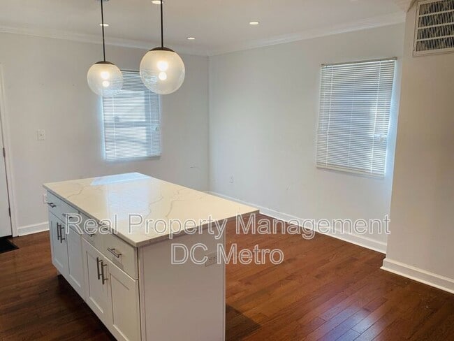 Building Photo - 405 Valley Ave SE