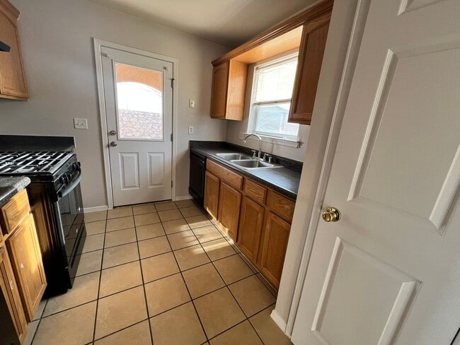 Building Photo - PRICED TO RENT QUICKLY !!