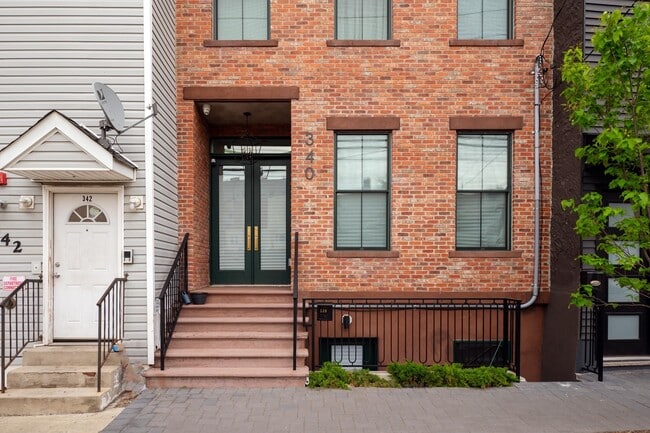 Primary Photo - 340 Randolph Ave