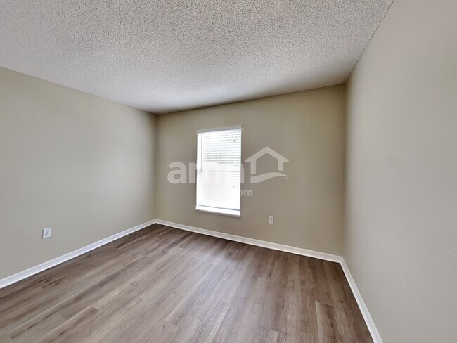 Building Photo - 25012 Hyde Park Blvd