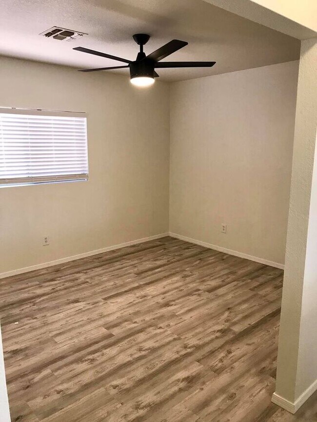 Building Photo - Spacious 3-bedroom plus den in North Phoenix