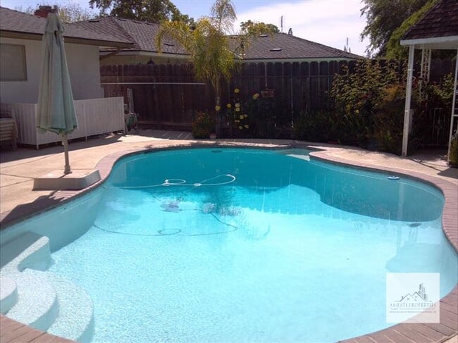 Building Photo - Must See! Lovely 3 Bedroom 2 Bath Home with Pool