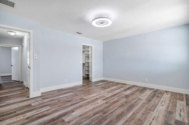 Building Photo - 624 Deer Creek Blvd
